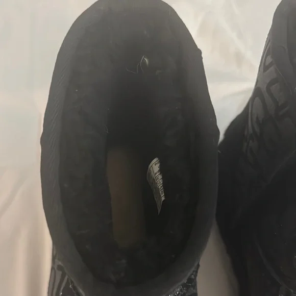 UGG Boots Black and Gray Patterned - Picture 6 of 10
